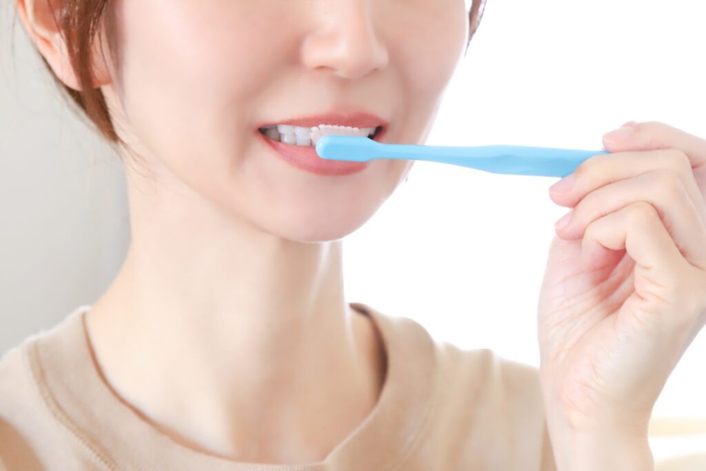 歯磨きをする女性